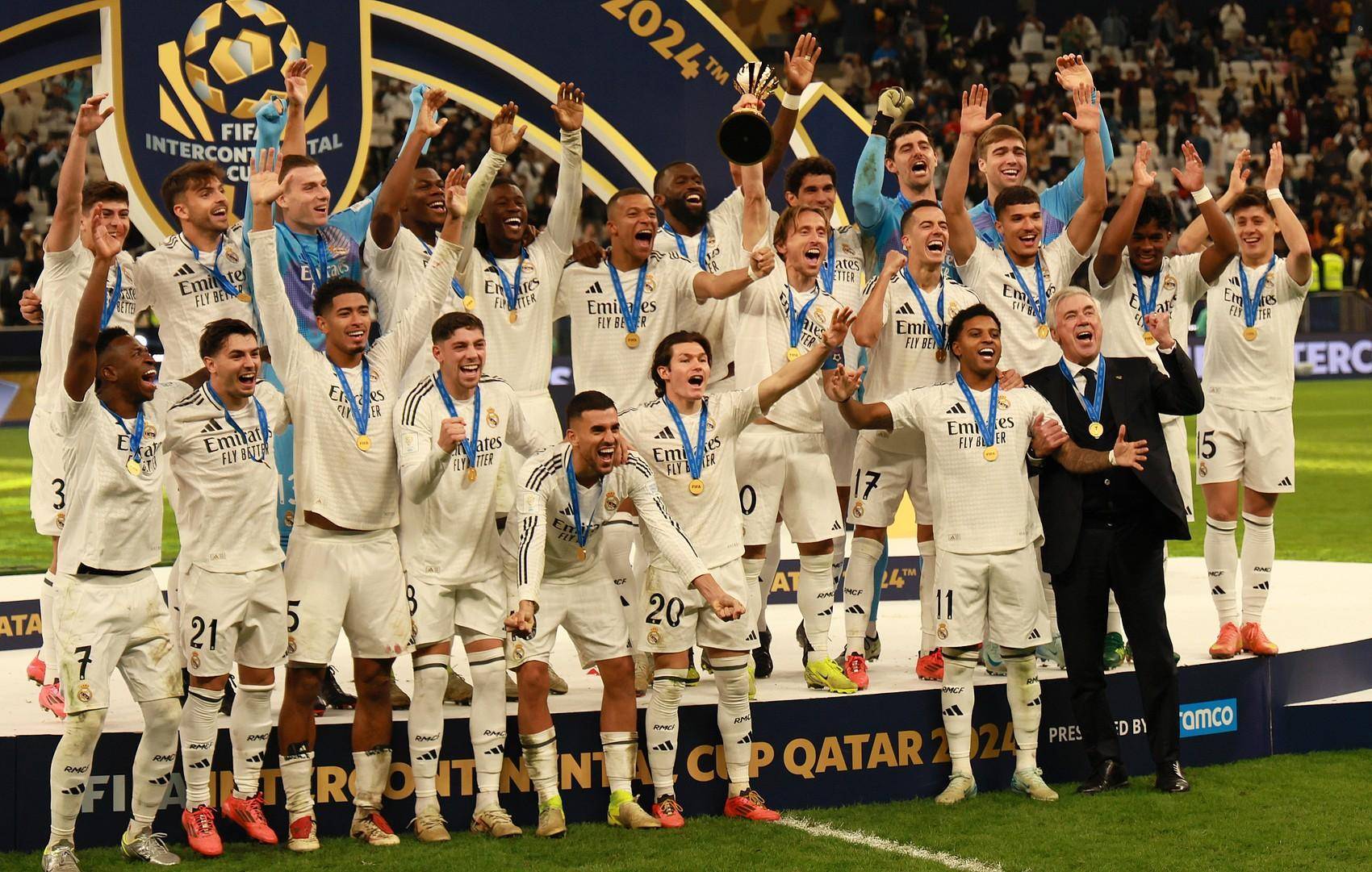 斯玛特命中8记三分，追平湖人队史替补球员三分球记录（斯玛特轰进8记三分，追平湖人替补单场三分纪录）