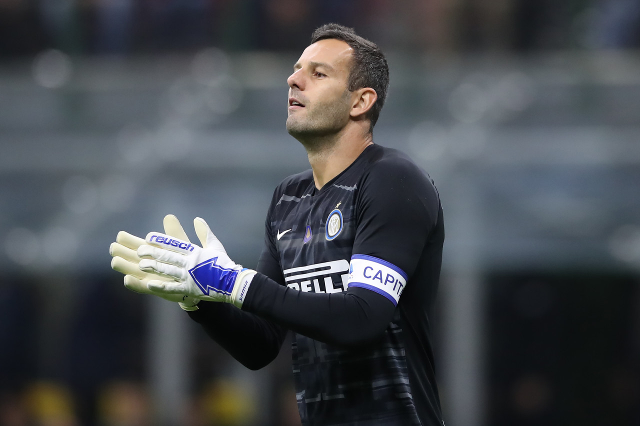 库里半场10中5轰16分4板，帮助勇士占据上风（库里半场10投5中砍16分4篮板，助勇士占先机）