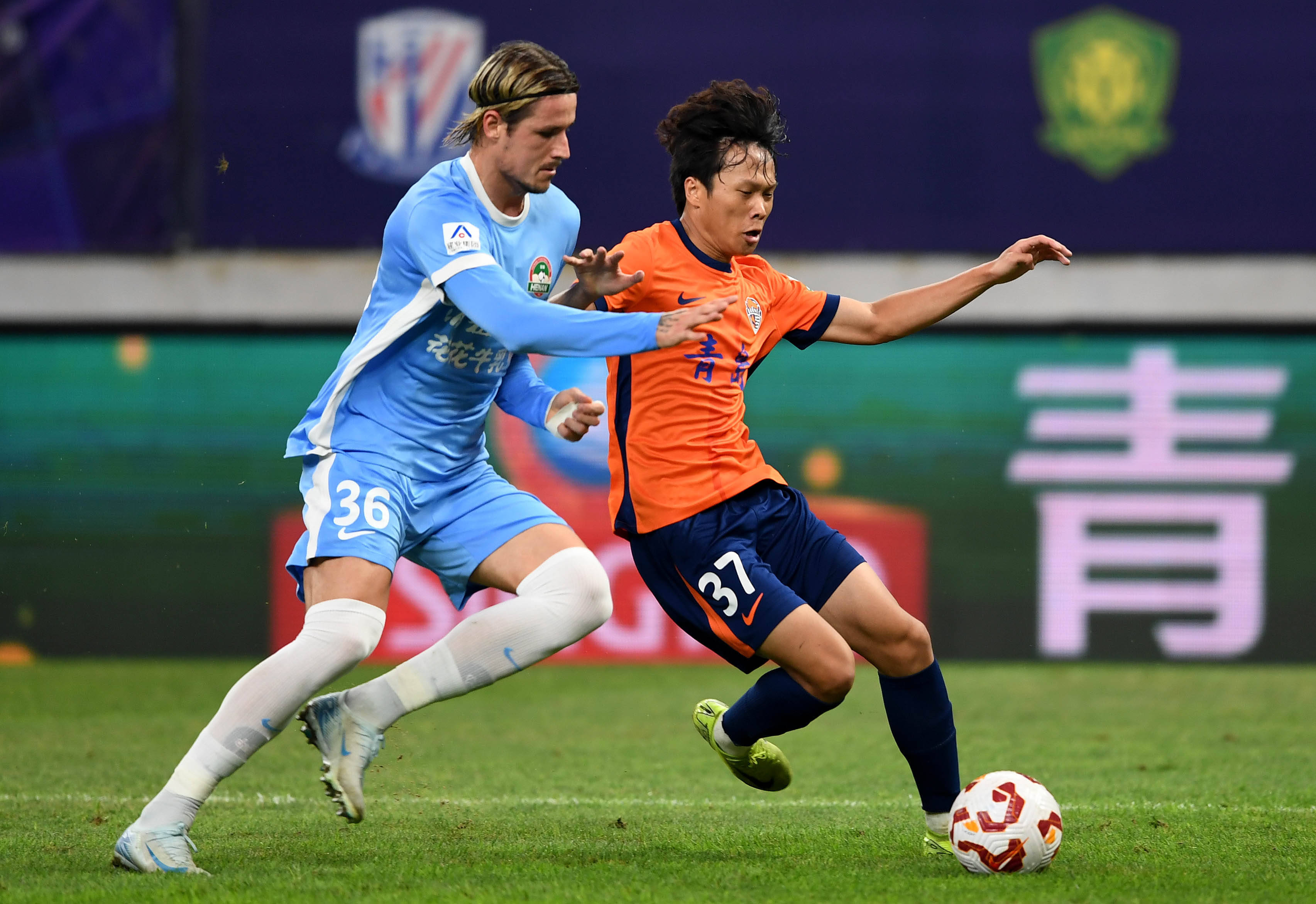 国脚谈留洋：竞争巨大但不会放弃（国脚谈留洋：竞争激烈，仍将坚持）