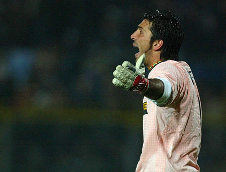 球星连续制造杀伤，把对手打崩（球星火力全开连番冲击，令对手崩盘）