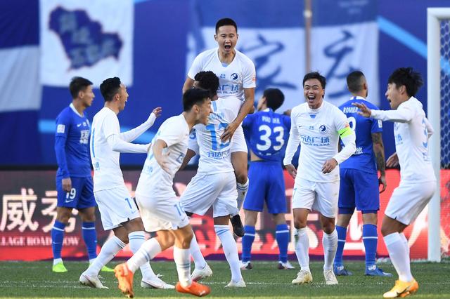 最近阿隆索的帅位岌岌可危，斯洛特也面临战绩不佳的...（阿隆索帅位告急，斯洛特亦因战绩低迷承压）