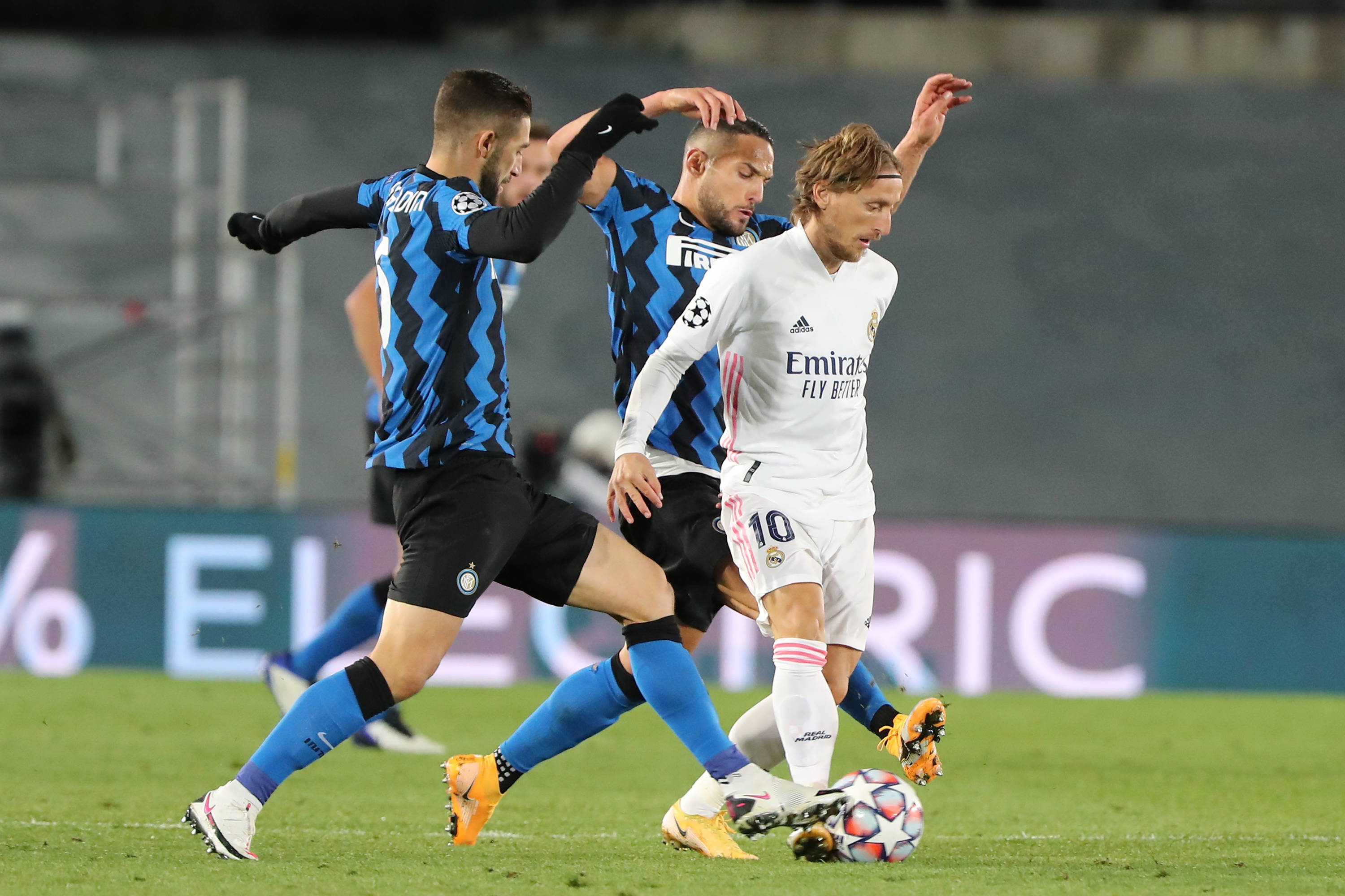 曼联英超15轮4-1胜狼队，近3轮不败，B费2射1传，助球队冲至第六，有望重返欧冠区。（英超第15轮，曼联4-1击退狼队，近三轮不败；B费2球1助助红魔升至第六，剑指欧冠区）