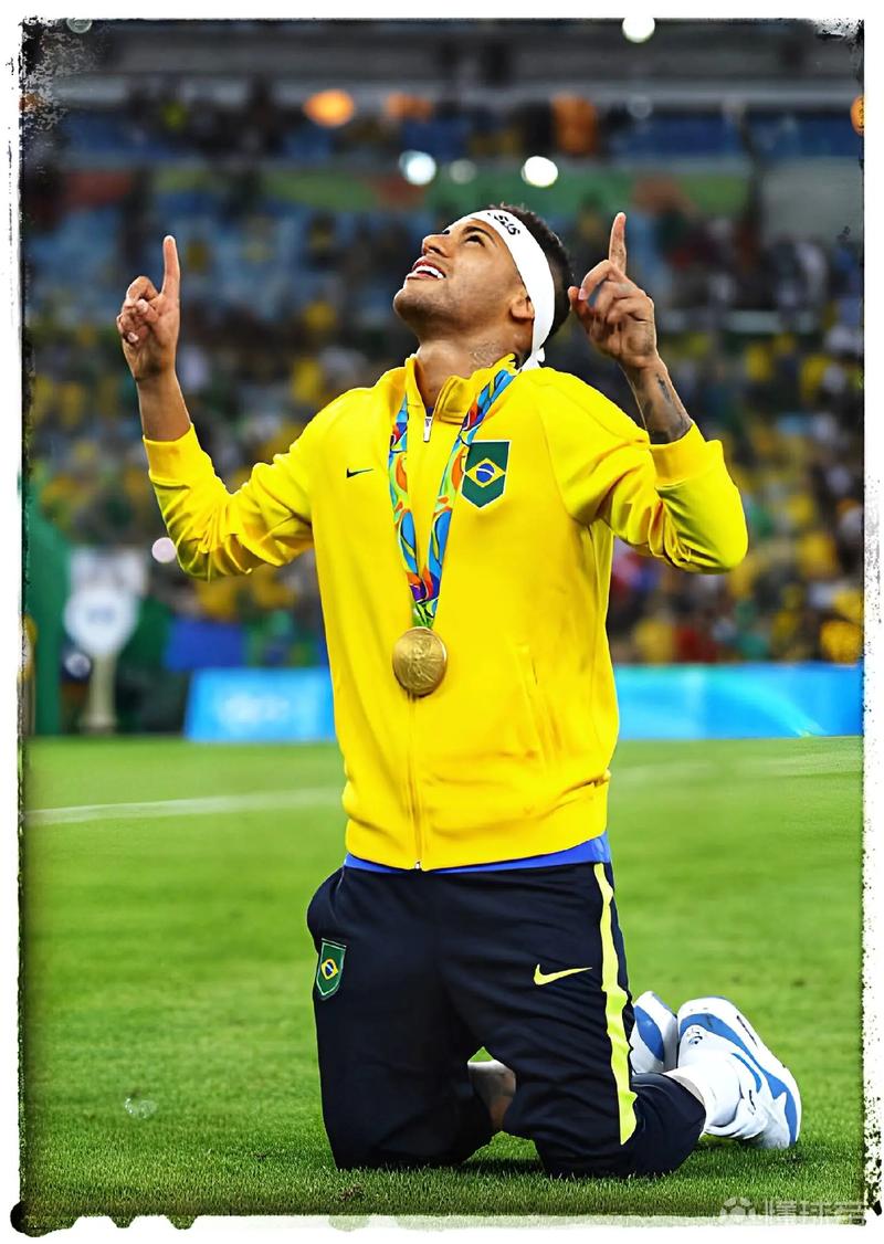 莱万：我经常带伤上场，肋骨骨折也硬撑；不着急决定未来（莱万：肋骨骨折也坚持出场，未来去留不急表态）