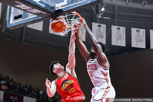 米体：将有一万名左右的那不勒斯球迷远征罗马，警方压力很大（米体：近万名那不勒斯球迷将客赴罗马，警方安保压力陡增）