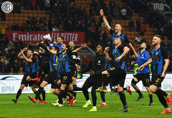 库明加10中1！科尔：每个球员都会有起有落，赢球是最重要的（库明加手感低迷仅10投1中，科尔：状态有起伏，赢球最关键）