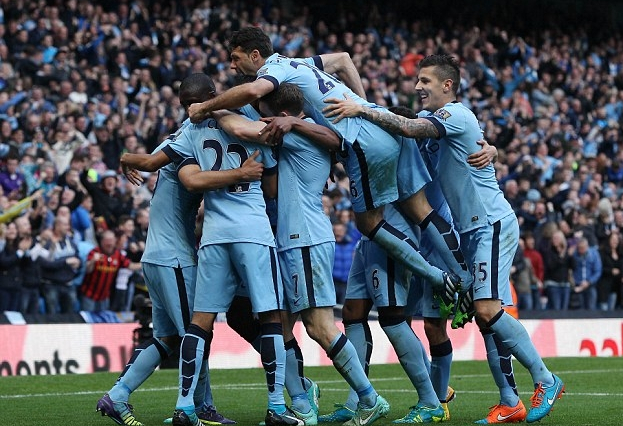 球迷在训练基地拉横幅支持阿隆索：我们爱你，冠军，振作起来（训练基地球迷举横幅力挺阿隆索：冠军，我们爱你，加油！）