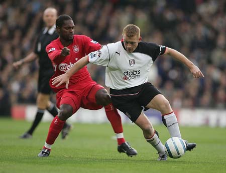 王曼昱“憋笑”嘴角压得好辛苦！想笑又不敢笑，与场上成鲜明对比（王曼昱强忍笑意，嘴角按得紧：想笑不敢笑，与赛场氛围形成强烈反差）